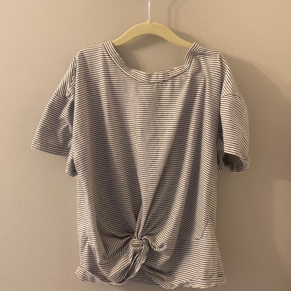 Cute striped cropped tee with knot - Picture 1 of 2